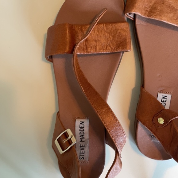 Tan Steve Madden flat sandals. Size 6. Worn once. - Picture 3 of 3